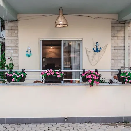 Costal Charm Apartment *